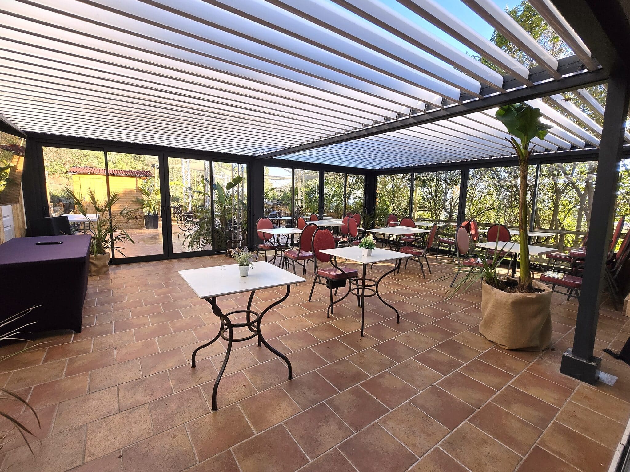 Terrasse sous pergola au Domaine de la Tuiliere