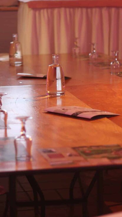 Table dressée, lumières chaleureuses, ambiance cabane perchée pour une parenthèse insolite et cosy. Auberge de la Tuilière