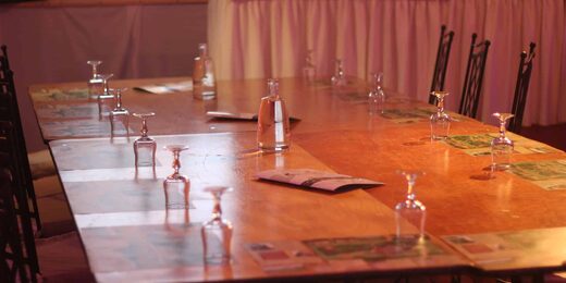 Table dressée, lumières chaleureuses, ambiance cabane perchée pour une parenthèse insolite et cosy. Auberge de la Tuilière