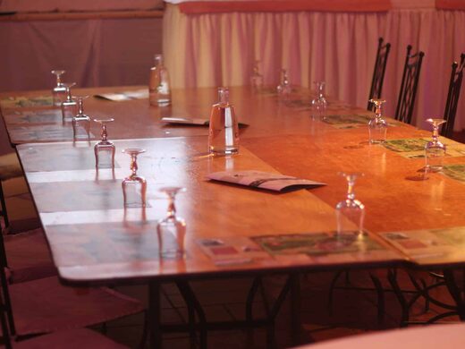 Table dressée, lumières chaleureuses, ambiance cabane perchée pour une parenthèse insolite et cosy. Auberge de la Tuilière