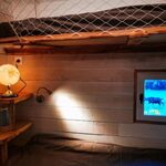 Cabane perchée tout confort, lit superposé, lampe globe et vue nature pour une parenthèse insolite. Auberge de la Tuilière