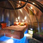 Cabane perchée futuriste : dôme vitré, lit douillet, ambiance chaleureuse et vue nature hors du commun. Auberge de la Tuilière