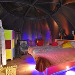 Chambre dôme futuriste, ambiance cabane perchée, déco colorée et confort insolite en pleine nature. Auberge de la Tuilière