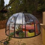 Cabane perchée dôme vitré, lit douillet, terrasse bois et déco cocooning au cœur de la forêt. Auberge de la Tuilière