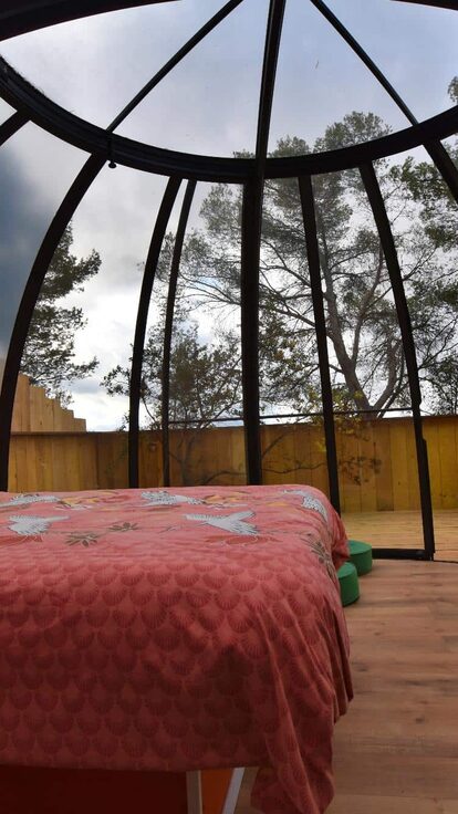 Chambre douillette sous campalune, lit double coloré, terrasse bois en pleine nature à Carnoules. Auberge de la Tuilière