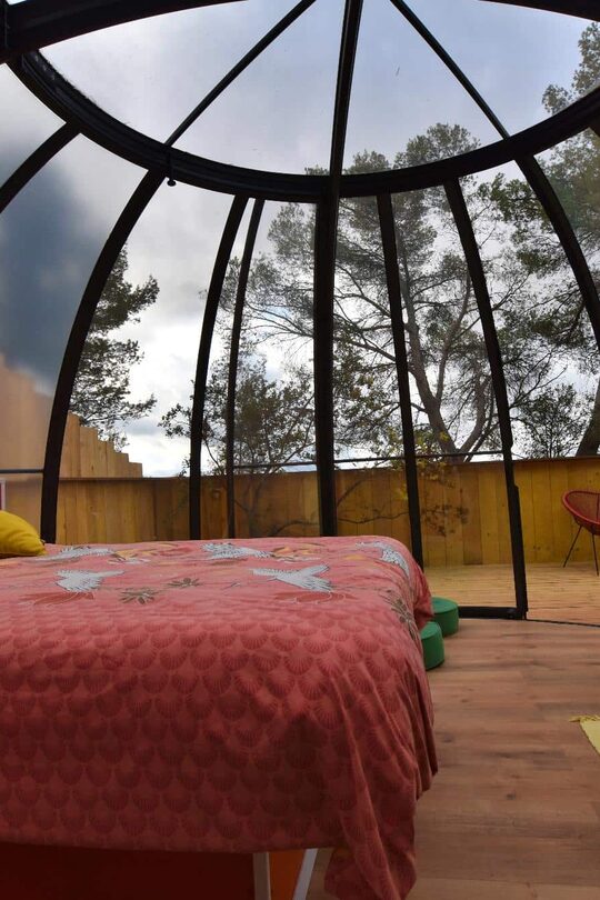 Chambre douillette sous campalune, lit double coloré, terrasse bois en pleine nature à Carnoules. Auberge de la Tuilière