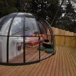 Tipyramide transparente sur terrasse bois, cadre nature intimiste, pour séjour insolite et cosy. Auberge de la Tuilière