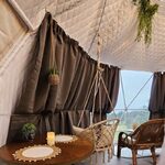 Dôme insolite avec vue nature, déco chaleureuse et végétale, ambiance cabane perchée, confort unique. Auberge de la Tuilière