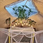 Chambre cocooning en cabane perchée, lit à baldaquin, verrière végétale et ambiance chaleureuse. Auberge de la Tuilière