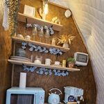 Kitchenette bois et bleu, esprit cabane perchée, déco florale, confort et originalité chaleureuse. Auberge de la Tuilière
