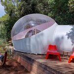 Campalune transparent sur terrasse bois, au cœur de la nature, mobilier coloré pour séjour insolite. Auberge de la Tuilière