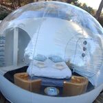 Bulle transparente sur terrasse bois, cocon unique pour nuit insolite et confortable en pleine nature. Auberge de la Tuilière