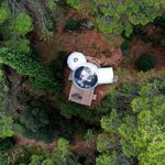 Campalune vitrée sur terrasse bois en pleine forêt, intimité et confort pour séjour insolite nature. Auberge de la Tuilière