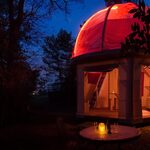 Tipyramide ronde lumineuse, cabane perchée insolite, ambiance chaleureuse au cœur de la nature. Auberge de la Tuilière
