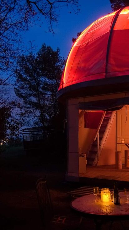 Tipyramide ronde lumineuse, cabane perchée insolite, ambiance chaleureuse au cœur de la nature. Auberge de la Tuilière
