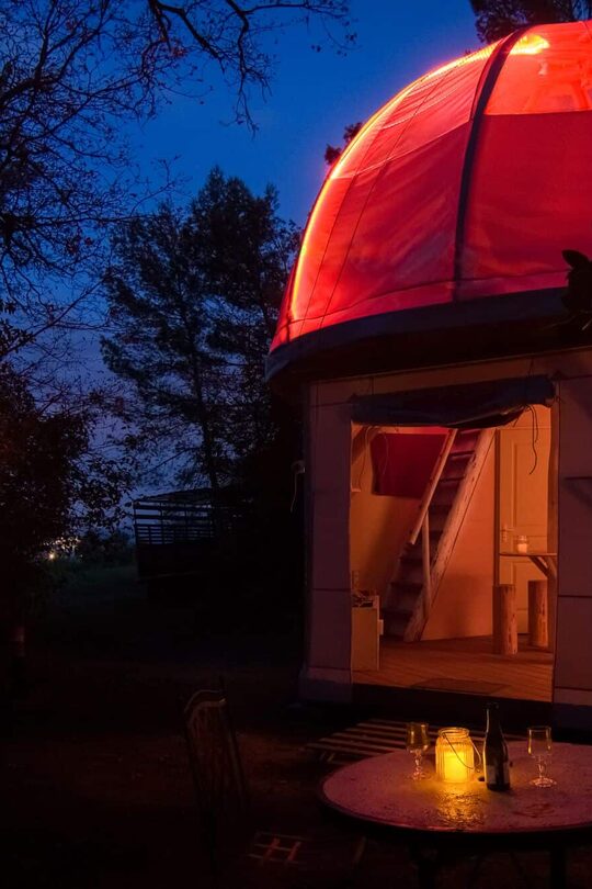 Tipyramide ronde lumineuse, cabane perchée insolite, ambiance chaleureuse au cœur de la nature. Auberge de la Tuilière