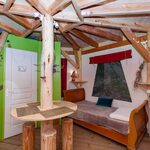 Campalune : chambre insolite bois, poutres apparentes, pilier-arbre, mezzanine et vue sur la nature. Auberge de la Tuilière