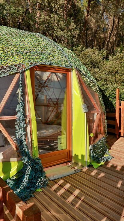 Campalune bois et filet camo, bain chauffant, terrasse détente au cœur d'une forêt préservée. Auberge de la Tuilière