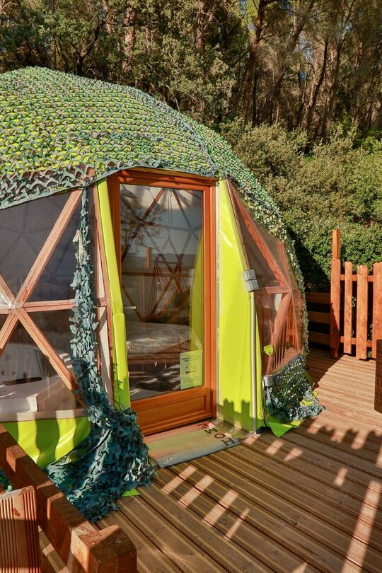 Campalune bois et filet camo, bain chauffant, terrasse détente au cœur d'une forêt préservée. Auberge de la Tuilière