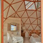 Campalune lumineuse, lit bois, jacuzzi privé et déco cosy pour un séjour insolite et confortable. Auberge de la Tuilière