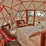 Tipyramide, jacuzzi, lit feuillage et terrasse : confort insolite en pleine nature. Auberge de la Tuilière