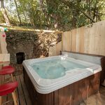 Bain nordique sur terrasse bois, idéal détente après une nuit insolite à Campalune ou cabane perchée. Auberge de la Tuilière