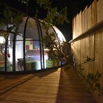 Dôme façon campalune, niché sur terrasse, lumineux et cosy sous les branches, ambiance insolite nocturne. Auberge de la Tuilière