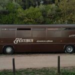 Bus vintage marron stationné en pleine nature, hébergement insolite ambiance festive et authentique. Auberge de la Tuilière