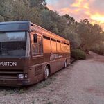 Bus "LOUIS VUITTON" insolite au coucher de soleil, nature et charme uniques hébergements originaux. Auberge de la Tuilière