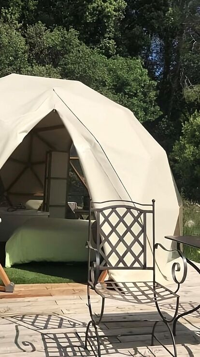 Dôme blanc perché avec lit et terrasse, immersion nature, confort unique et intimité au cœur des arbres. Auberge de la Tuilière