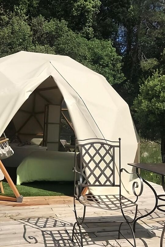 Dôme blanc perché avec lit et terrasse, immersion nature, confort unique et intimité au cœur des arbres. Auberge de la Tuilière