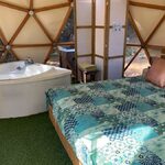 Hébergement insolite campalune : dôme géométrique, lit patchwork, bain, confort et originalité assurés. Auberge de la Tuilière