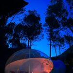 Bulle transparente illuminée LOVE, cabane insolite nichée sous les arbres, ambiance cosy et nature. Auberge de la Tuilière