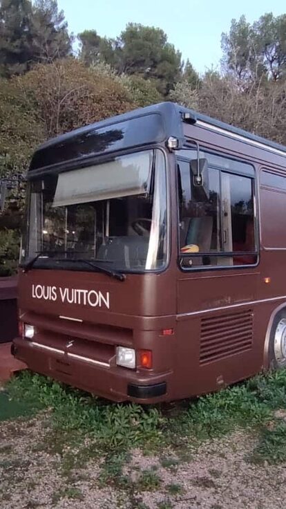 Bus vintage Louis Vuitton, espace insolite et cosy, nature préservée pour une nuit unique et intimiste. Auberge de la Tuilière