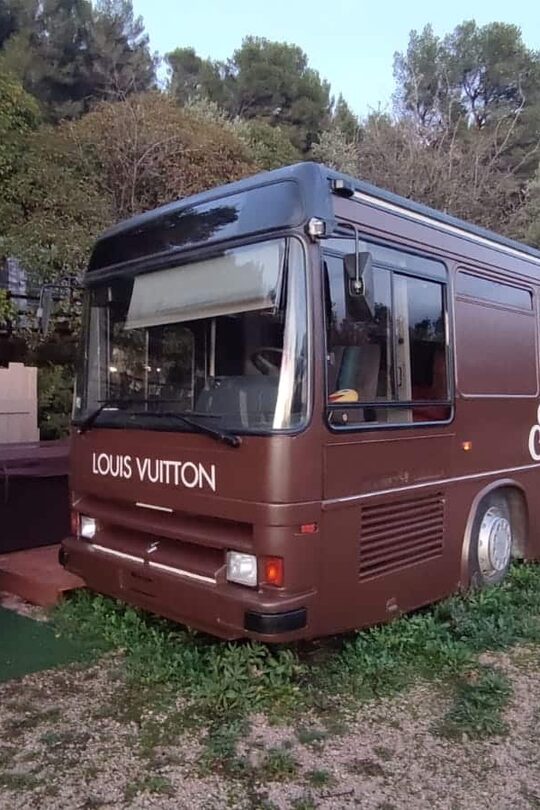 Bus vintage Louis Vuitton, espace insolite et cosy, nature préservée pour une nuit unique et intimiste. Auberge de la Tuilière
