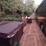 Bain bouillonnant face nature, ambiance insolite et intimité boisée à la façon Domaine de la Tuilière. Auberge de la Tuilière