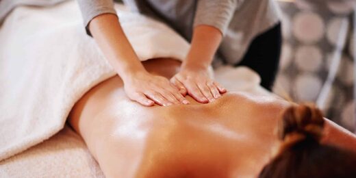 Moment détente au spa après une nuit insolite, allongé sur la table de massage, lumière tamisée. Auberge de la Tuilière