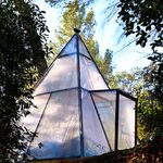 Tipyramide transparente et cabane perchée, havre unique baigné de lumière au cœur de la nature. Auberge de la Tuilière