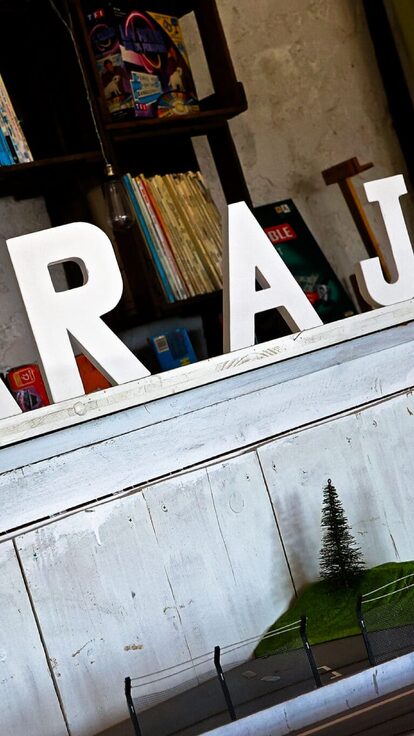 Ambiance ludique : "BAR A JEUX", circuit miniature, livres et jeux près d'un hébergement original. Auberge de la Tuilière