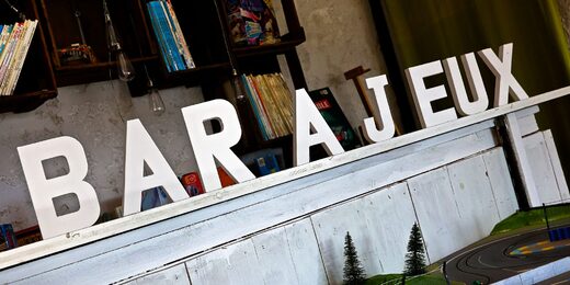 Ambiance ludique : "BAR A JEUX", circuit miniature, livres et jeux près d'un hébergement original. Auberge de la Tuilière