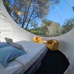 Campalune : bulle transparente, lit double, fauteuils or, vue nature et ciel pour un séjour insolite. Auberge de la Tuilière