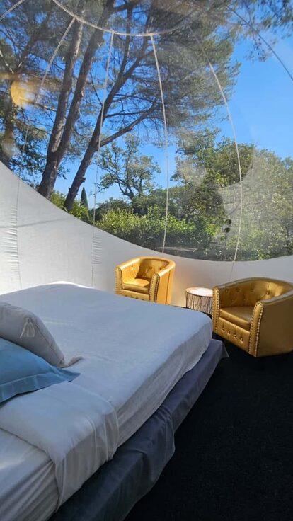 Campalune : bulle transparente, lit double, fauteuils or, vue nature et ciel pour un séjour insolite. Auberge de la Tuilière