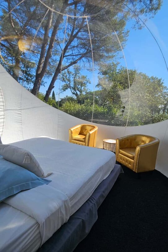 Campalune : bulle transparente, lit double, fauteuils or, vue nature et ciel pour un séjour insolite. Auberge de la Tuilière