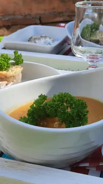Plateau gourmand Campalune, desserts raffinés et verrines, devant mur de briques près de la tipyramide. Auberge de la Tuilière