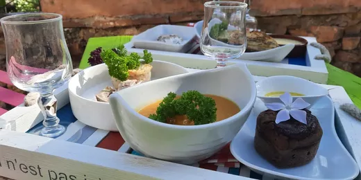 Plateau gourmand Campalune, desserts raffinés et verrines, devant mur de briques près de la tipyramide. Auberge de la Tuilière