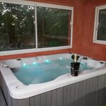 Bain à bulles intimiste, vue nature et champagne dans un hébergement insolite en pleine verdure. Auberge de la Tuilière