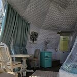 Chambre lumineuse, murs capitonnés, touches bleu pastel et déco originale pour un séjour insolite. Auberge de la Tuilière