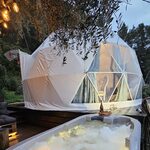 Campalune chauffé sur terrasse bois, lumières chaudes, dôme insolite, parenthèse nature et confort. Auberge de la Tuilière