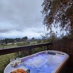 Bain bouillonnant en pleine nature, cabane perchée, vin blanc et gourmandises, vue sur paysage verdoyant. Auberge de la Tuilière