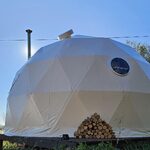 Campalune sur plateforme bois, cheminée, fenêtre ronde ; nature sauvage et confort unique sous ciel bleu. Auberge de la Tuilière